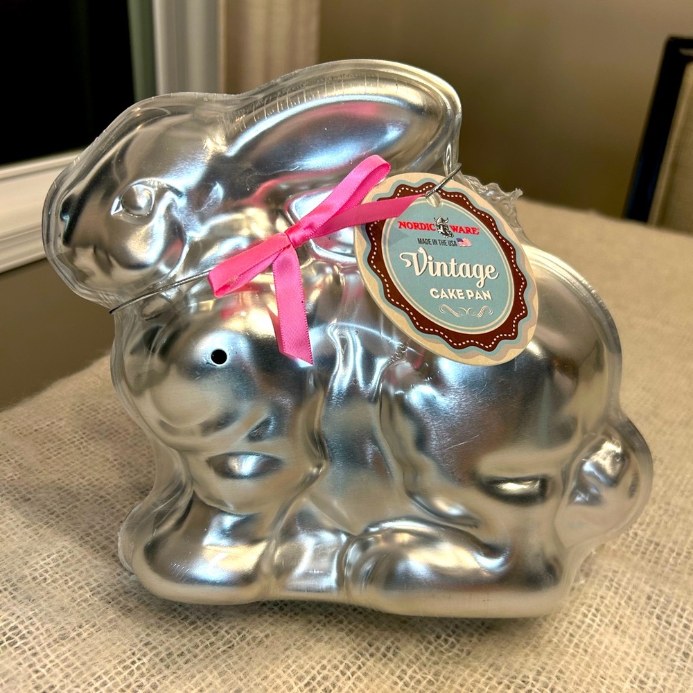 Nordic Ware 3D Bunny Cake Pan NWT